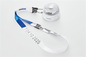 Изображение Двухсторонний персональный вентилятор, который можно использовать в помещении с источником питания USB и который можно использовать с сухими батареями при работе на открытом воздухе или при сбое питания