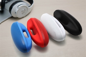 The new pills portable speakers 4.0 multicolor football Bluetooth Speaker support TF card player optional handsfree voice calls の画像